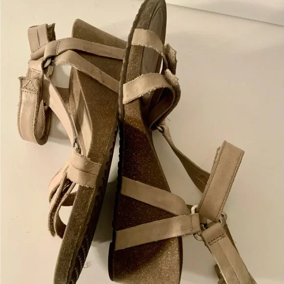 NWOT..TEVA leather  Sandals - Picture 7 of 10